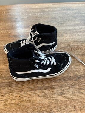 Vans Unisex SK8 Black and White Suede Youth size 6 High-Top Skate Sneakers